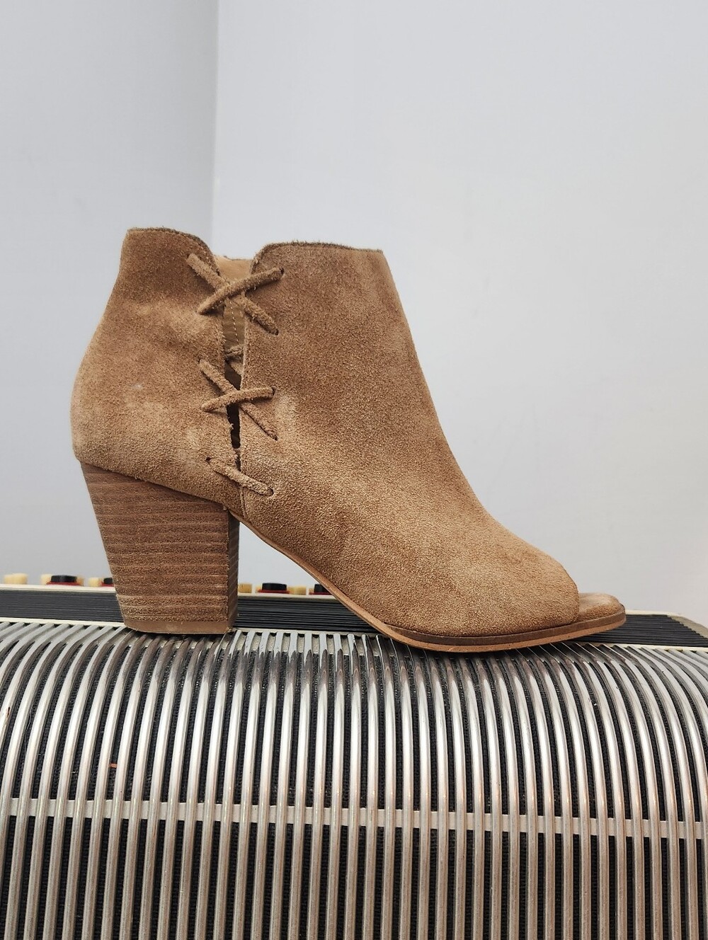 CUTE LUCKY BRAND TAN SUEDE OPEN TOE ANKLE BOOTIES W/SIDE LACE ACCENT SIZE 7